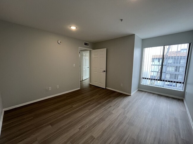 Interior Photo - 315 South Virgil Ave