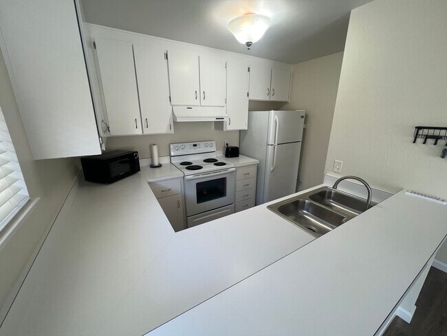 Building Photo - Beautiful 2 bed 1.5 bath end unit Condo in...