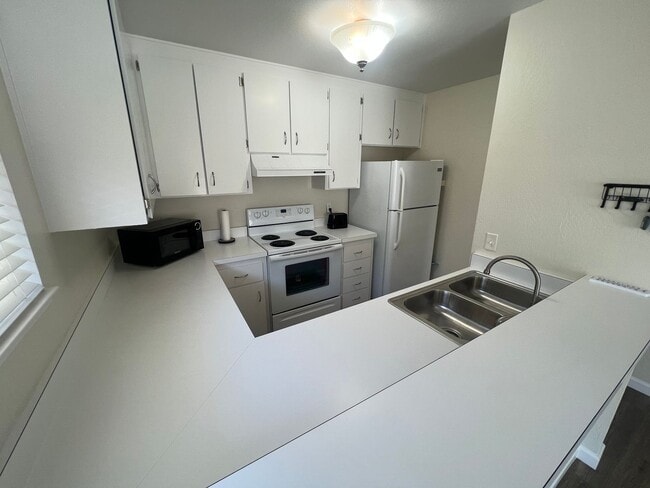 Foto del edificio - Beautiful 2 bed 1.5 bath end unit Condo in...