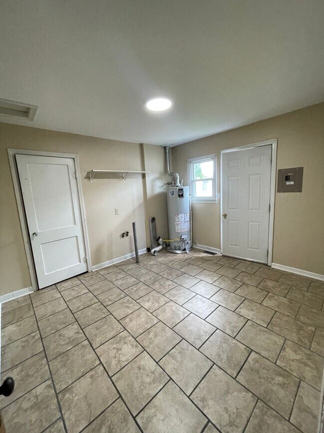 Building Photo - 3 Bedroom, 1 bathroom House with Double De...