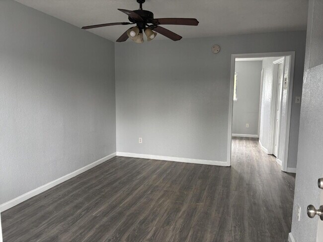 Foto del edificio - Corner & 1st Floor - Location, location, location! Become the newest neighbor at Palm Garden Apar...