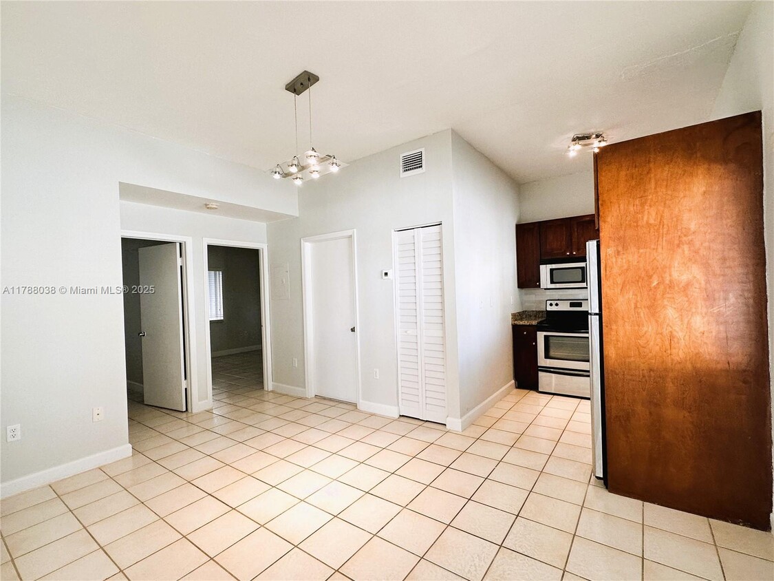 Building Photo - 842 SW 14th Ave