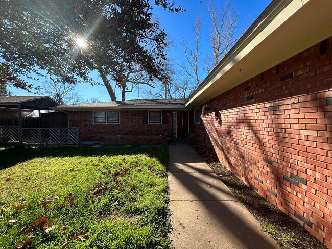 Building Photo - Located Near Park, Fast Food & Close Acces...