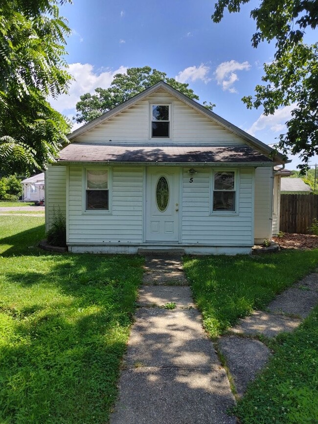 Building Photo - EDGEWOOD 2 BEDROOM RANCHER
