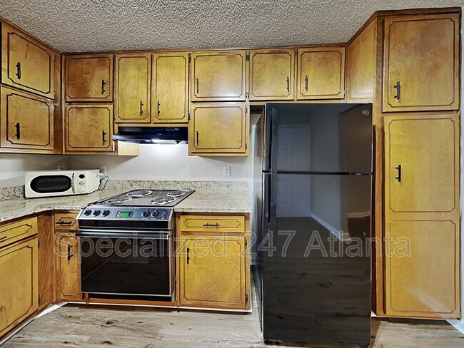 Building Photo - 243 Oak Cir N