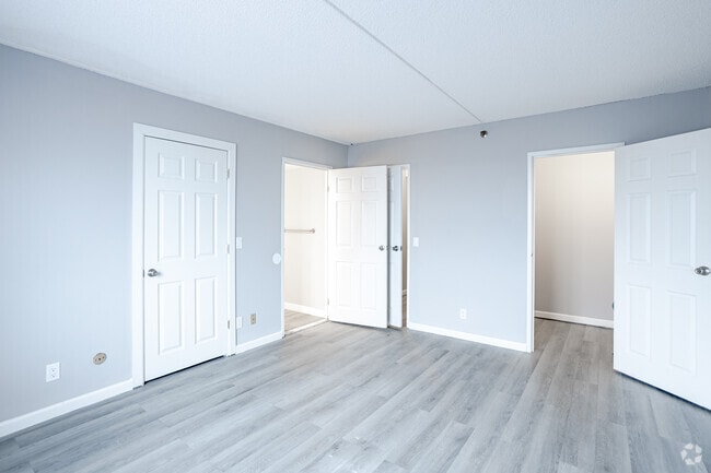 2BR, 2BA - 800SF - Dormitorio - Vermont Plaza Apartments