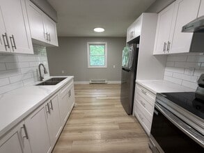 Building Photo - 98 Forest St