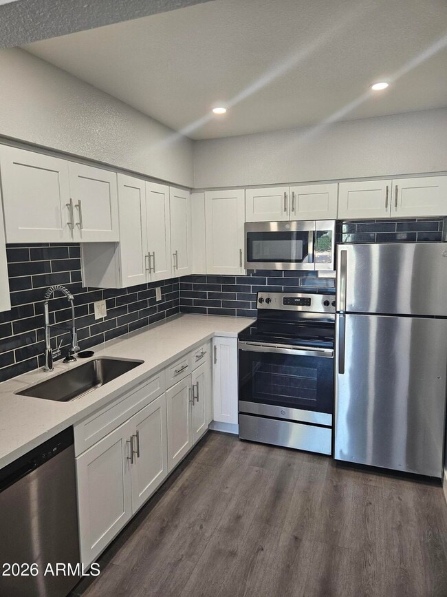 Building Photo - 1325 E Vista Ave