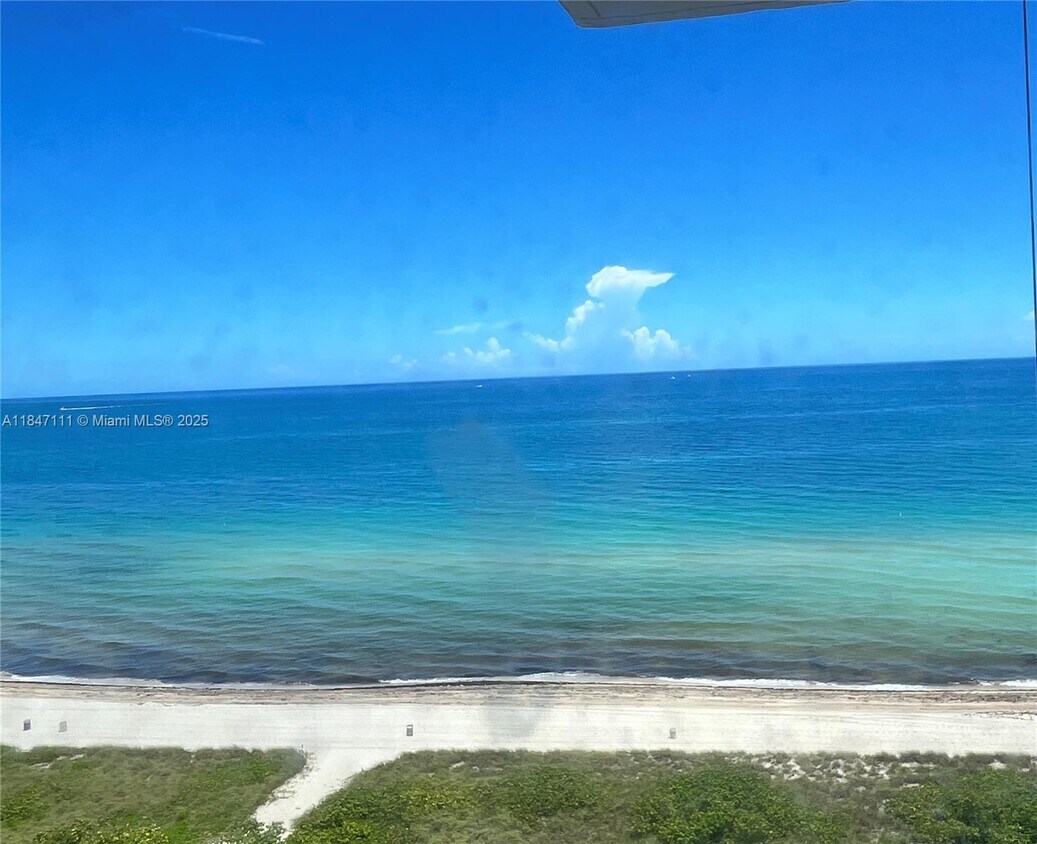 Foto principal - 9225 Collins Ave