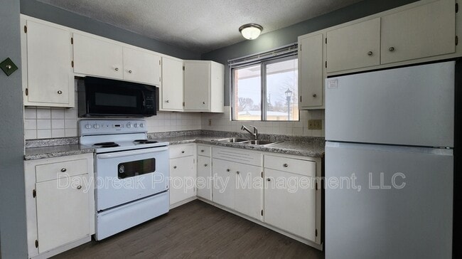 Building Photo - 32 10th Ave N