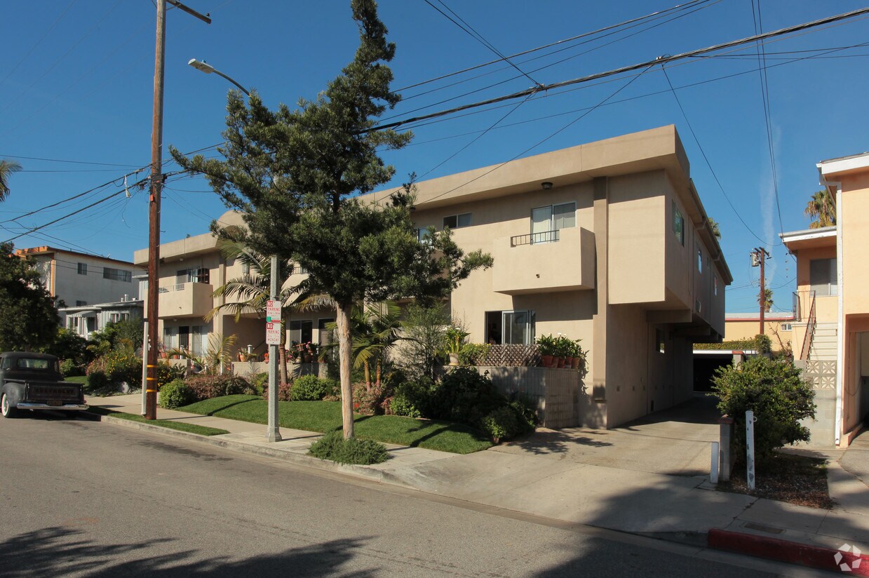 Building Photo - 717 Strand St