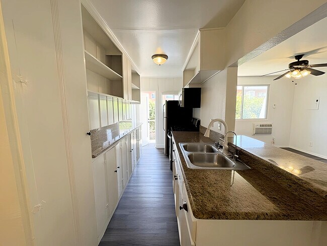 Foto del edificio - 4360 Willow Brook Ave