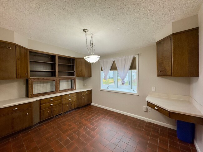 Foto del edificio - Charming Split-Level Interior 3 Bedroom/2 Bathroom Detached Home in Lutherville Timonium, MD!