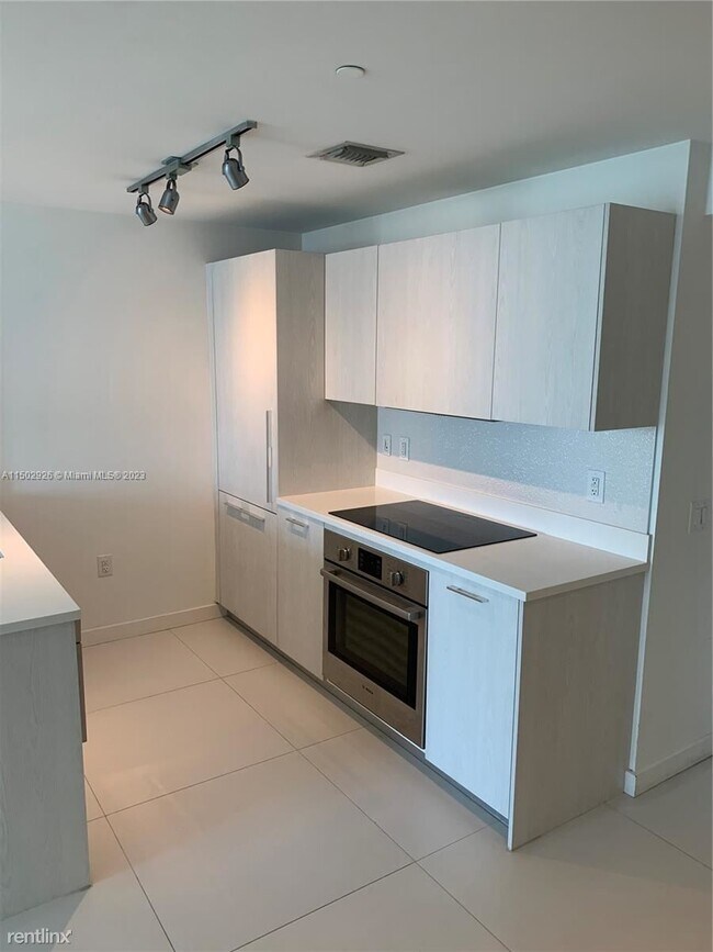 Foto del edificio - 1 br, 1.5 bath Condo - 501 NE 31st St Unit...