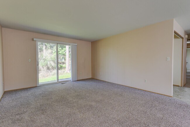 Foto del edificio - 3 Bed 2 Bath House with all new flooring!