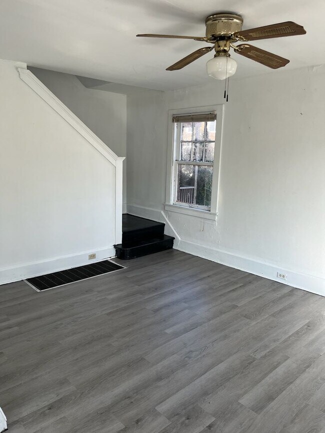 Building Photo - Two Bedroom Townhouse