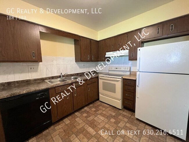 Building Photo - ***PALATINE 1 BDRM / TENANT PAYS ELECTRIC ...