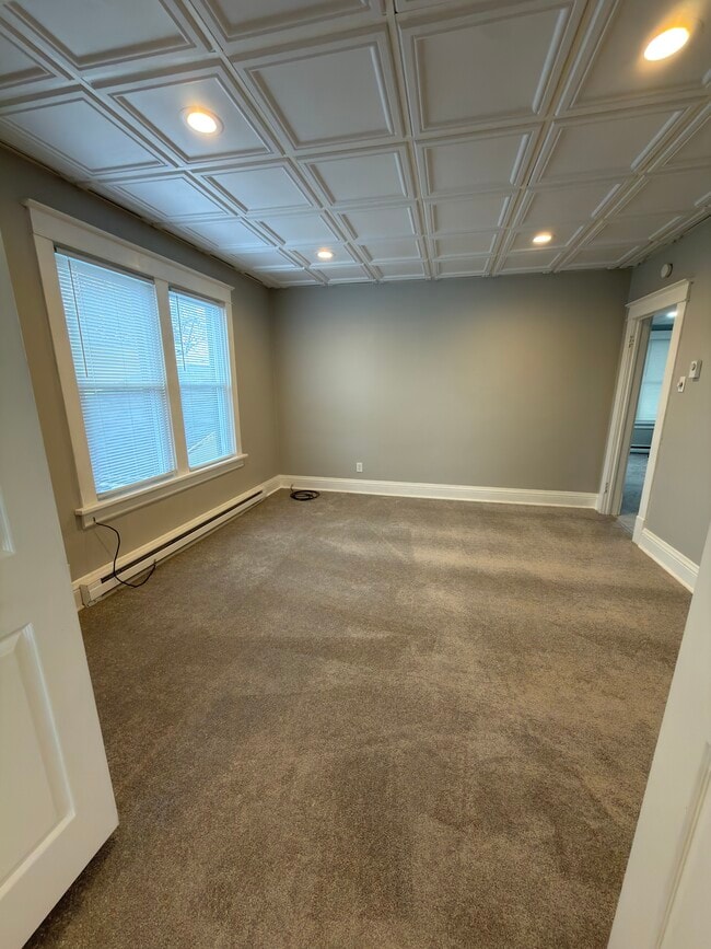 Building Photo - 119 E Raspberry St