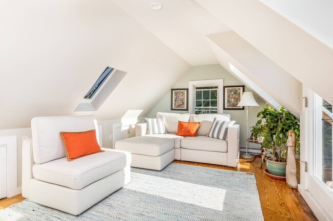 Building Photo - 27 Blaney St