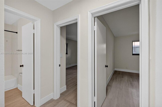 Foto del edificio - 615 NE 26th St