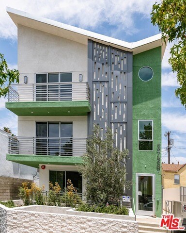 Foto principal - 3726 Kelton Ave
