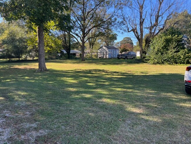 Building Photo - Home with 2 bedrooms, 1.5 Baths