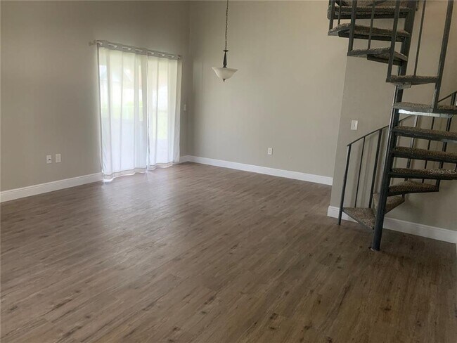 Foto del edificio - 220 Village Crest Ct