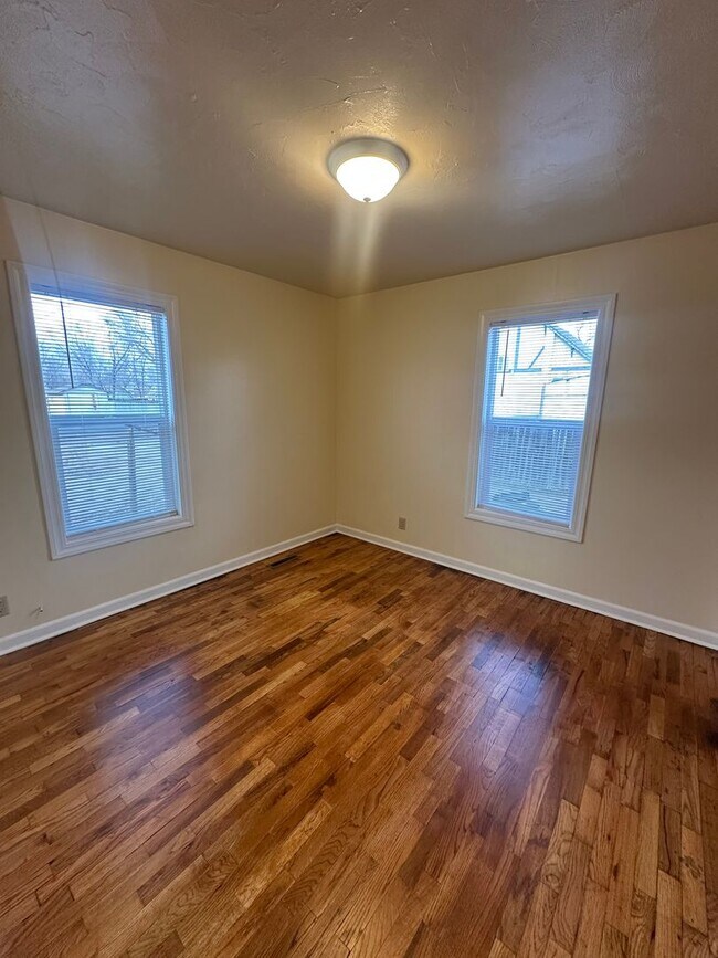 Building Photo - 305 S 33rd St