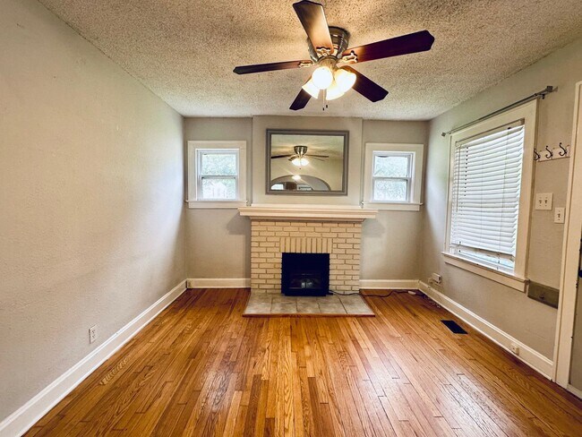 Foto del edificio - {101} Charming Waldo Home with Updates Thr...