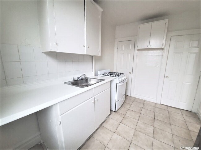 Foto del edificio - 218-28 Hempstead Ave