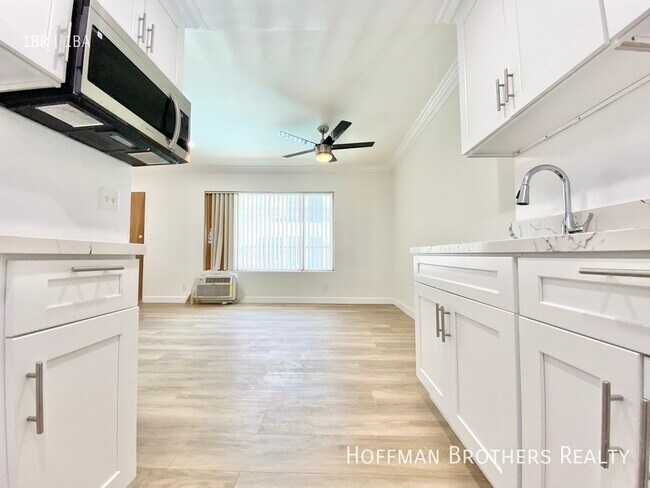 Foto del edificio - 20445 Saticoy St Winnetka, CA 91306
