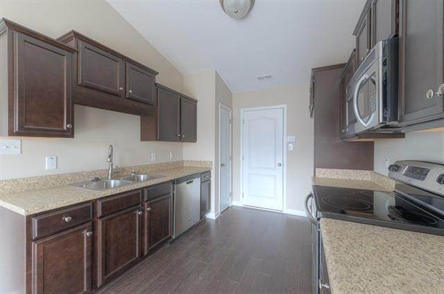 Building Photo - Spacious 3 Bedroom, 2 Bathroom Home - 292 ...