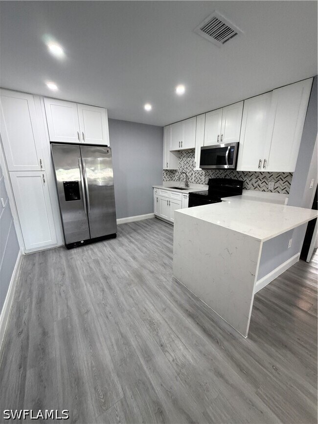 Foto del edificio - 4375 Golden Gate Pkwy