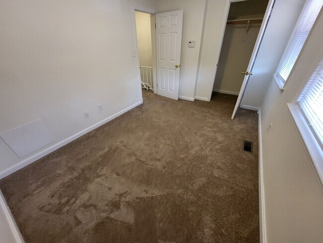 Building Photo - 3 Bed w/ Finished Basement