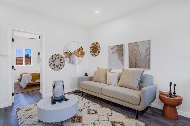 Building Photo - Beautiful Renovated 2 Bed/1 Bath with Yard