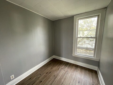 Smaller Bedroom - 98 Jackson Ave