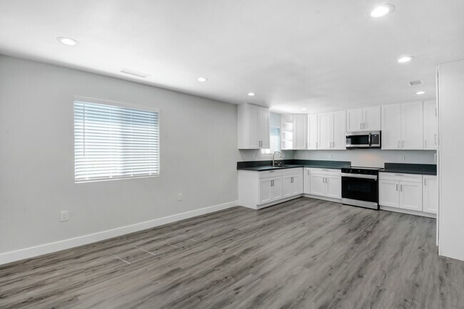 Building Photo - 6554 Kinlock Ave