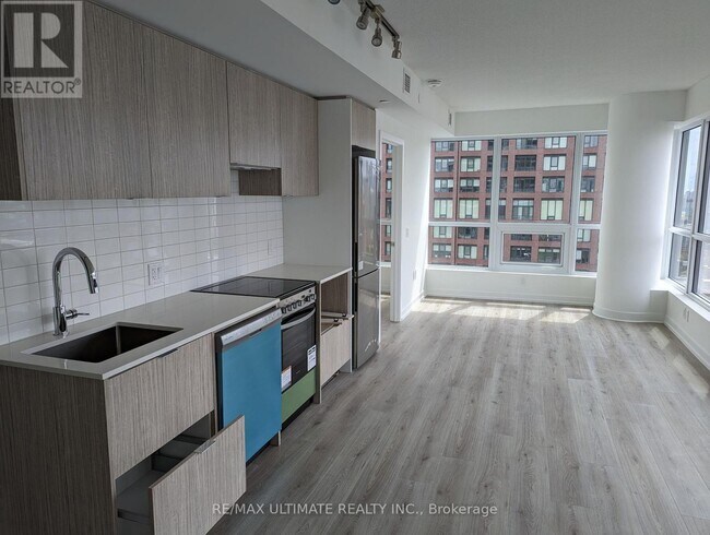 Building Photo - 395 Bloor St E