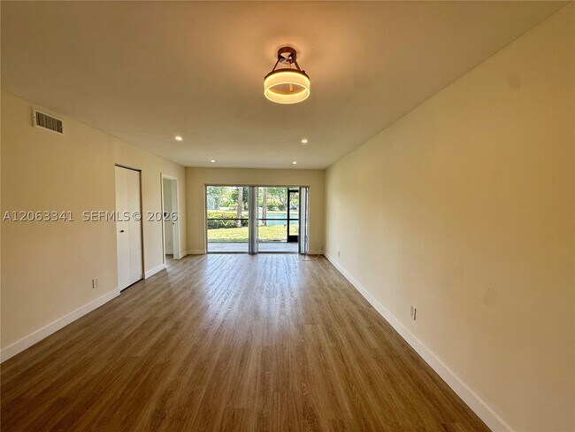 Foto del edificio - 108 Waterway Dr S