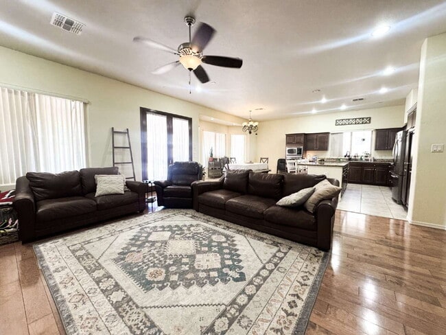 Building Photo - Stunning 4-Bed, 3-Bath Home in Sierra Montana