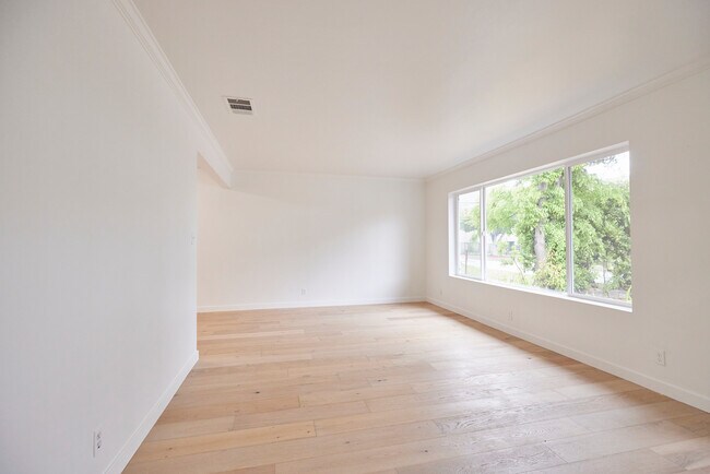 Family Room - 1447 E Elizabeth St