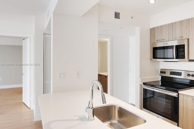 Foto del edificio - 1756 N Bayshore Dr
