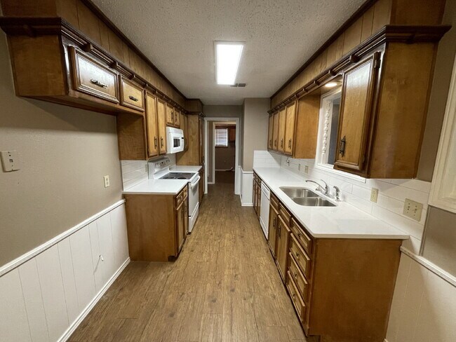 Foto del edificio - Spacious Home Located Minutes From South Plains Mall & Loop 289 Access!