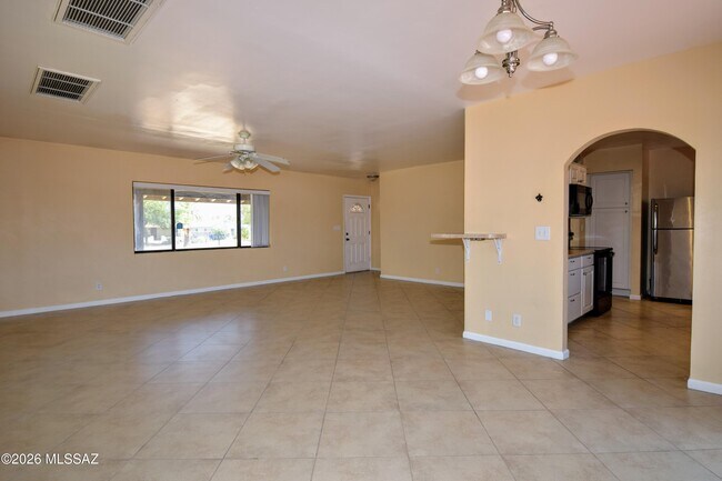 Building Photo - 1604 E 10th St