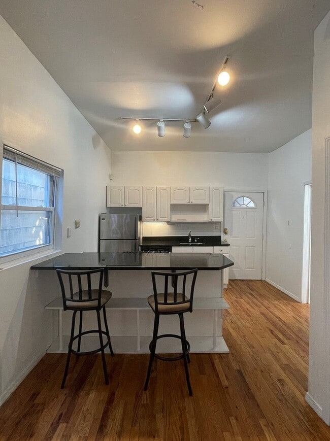 Foto del edificio - 2321 W Belmont Ave