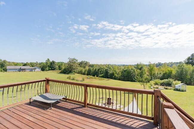 Building Photo - Coming soon!! Harrison Home with Finished Basement & Scenic Views