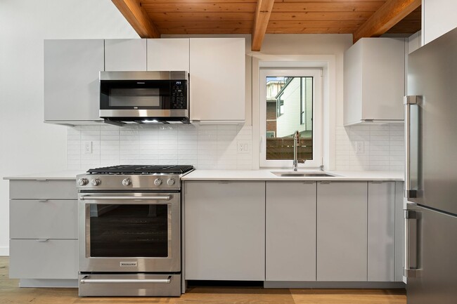 Building Photo - Eastlake Loft Condominium