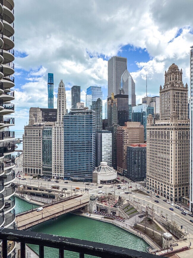 Foto del edificio - 300 N State St