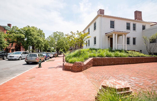 Building Photo - 616 D St SE