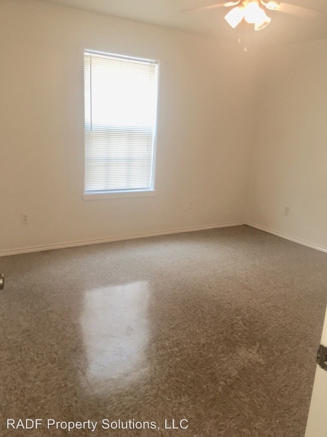 Building Photo - 1300 Del Oro Ln